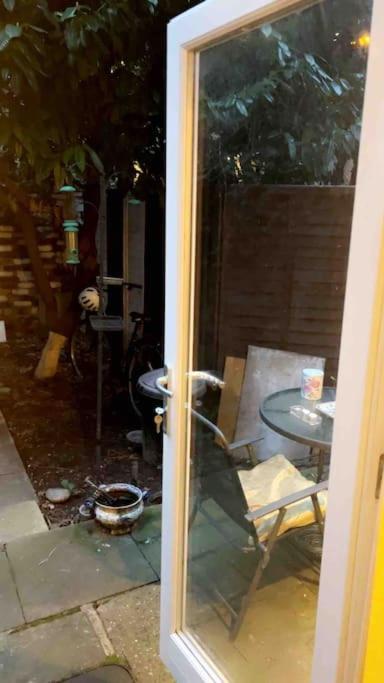 Deluxe Garden Apartment Лондон Екстериор снимка